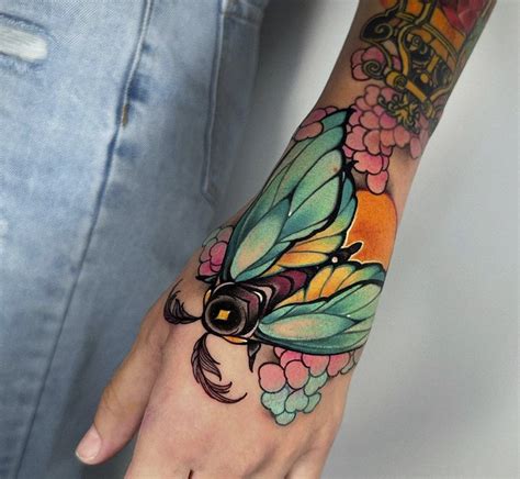 23 Moth Tattoo Meanings: Spiritual, By Body Location。